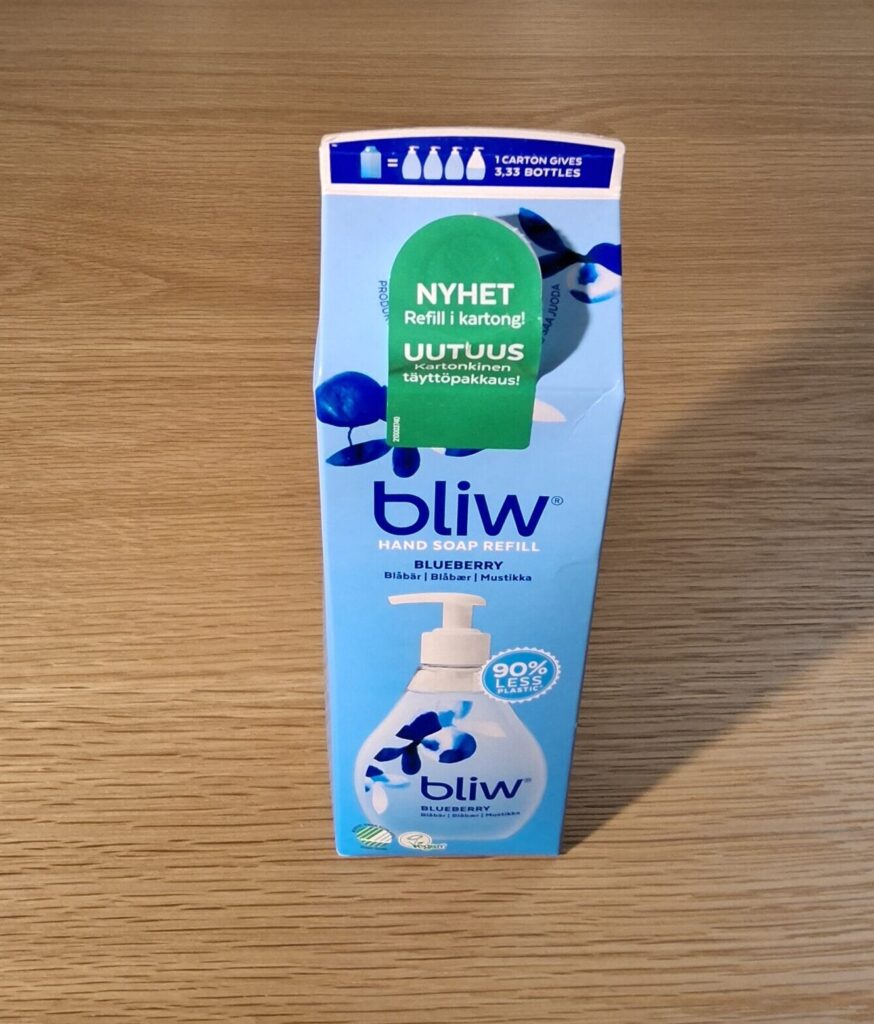 Bliw-käsisaippuan sininen kartonkipakkaus, muodoltaan maitotölkkiä muistuttava