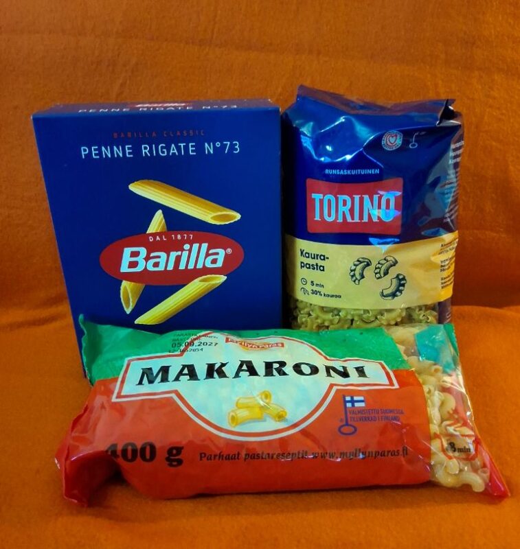 Barillan kartonkinen pastapakkaus, Torinon kaurapastapakkaus sekä Myllyn Parhaan makaronipussi
