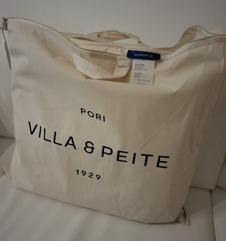 Peitto kankaisessa säilytyspussissa, jossa lukee Pori Villa & Peite 1929