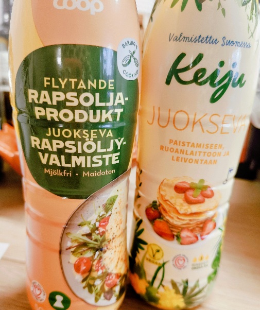 Kaksi juokseva margariini/rapsiöljyvalmistepulloa