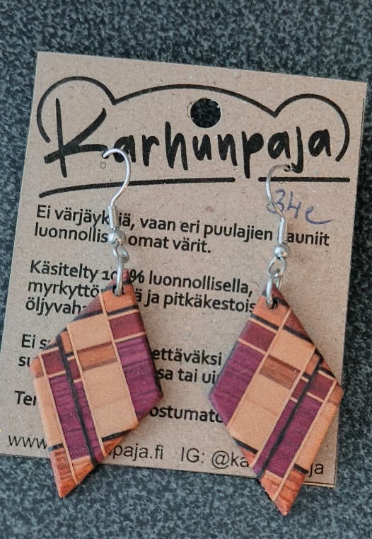 Eri puulajeista valmistetut salmiakin muotoiset korvakorut